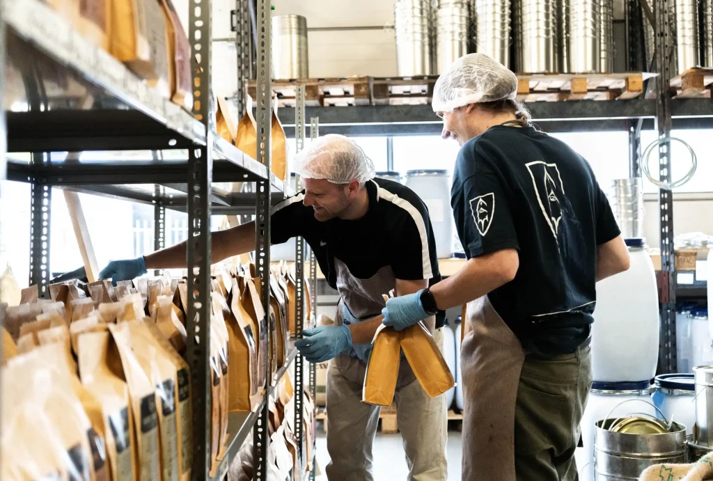 Twee mederwerkers van Drents Bakkie werken met Koffiebonen