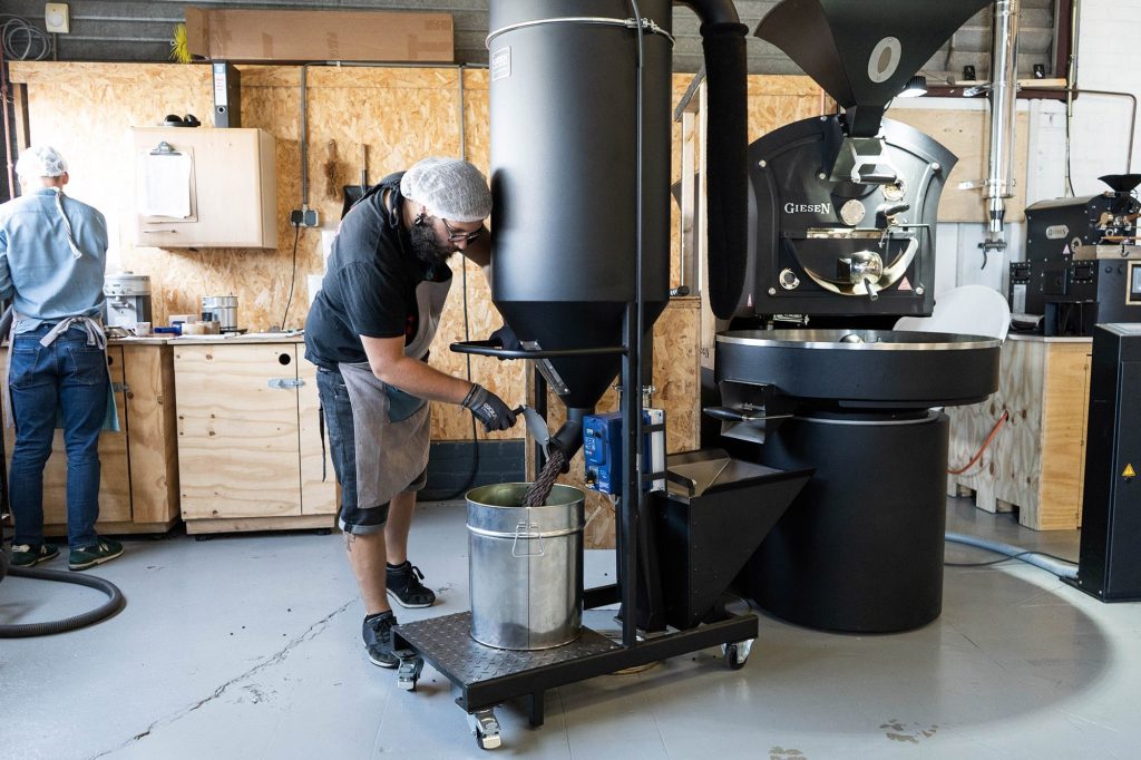 Medewerker van Drents Bakkie aan de slag met filteren koffiebonen